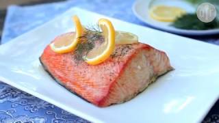 Zalm gerookt op een plank